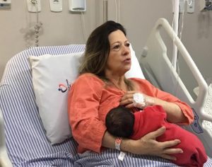 “Presente de Deus”, diz mulher de 61 anos que deu à luz em Londrina