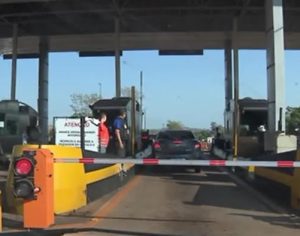 Em protesto, índios abrem cancelas do pedágio de Jataizinho