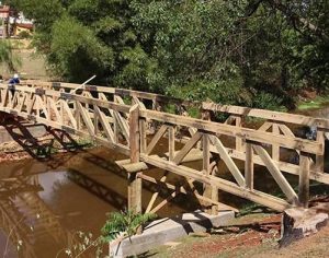 Prefeitura inicia instalação de nova ponte no aterro do Lago Igapó