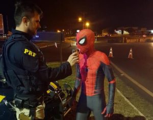 Homem-aranha e Deadpool são parados em blitz no Paraná