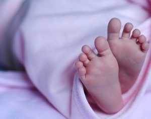 Nascimento de bebê sem rosto gera escândalo de negligência médica
