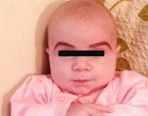 Mãe pinta sobrancelha da filha e é acusada de abuso infantil