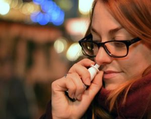 Spray nasal pode causar vício e rinite medicamentosa; entenda