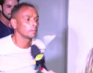 Suspeito de matar Aline Dantas cospe em repórter, que revida; assista