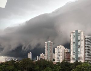 Um incrível registro do ‘dia virando noite’ em Londrina nesta segunda