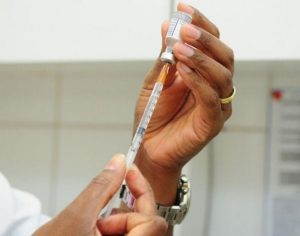 Pediatra é preso por reutilizar seringas e contaminar 900 crianças com HIV