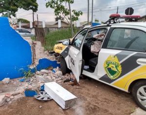 Viatura bate em muro do Conselho Tutelar durante perseguição em Londrina