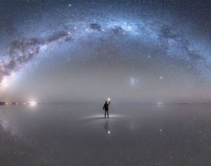 A espetacular imagem da Via Láctea refletida em deserto de sal que ganhou homenagem da Nasa