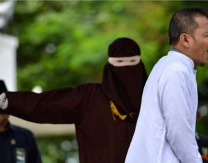 Homem que ajudou a criar lei contra adultério é punido com 28 chibatadas por adultério