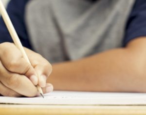 Alunos de Londrina recebem premiação por classificação em concurso cultural de redação