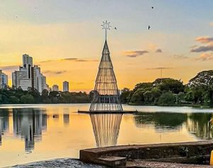 Linda imagem do Lago Igapó com a árvore de Natal flutuante