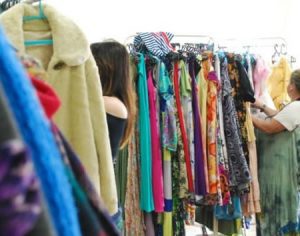 UEL promove bazar para moradores de rua com peças gratuitas