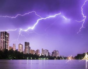 Que medo! Confira um incrível registro da noite chuvosa em Londrina