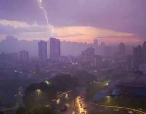 Um registro do início do temporal em Londrina