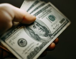 Dólar turismo já é vendido a R$ 4,73; Euro passa de R$ 5,20