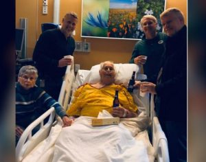 Idoso de 87 anos realiza desejo de tomar última cerveja com filhos antes de morrer