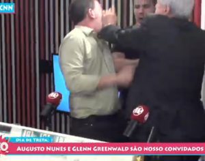 Augusto Nunes se descontrola e agride Gleen Greenwald ao vivo