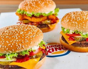 Burger King dobra a aposta e venderá 3 sanduíches por R$ 5 nesta Black Friday