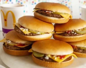 McDonald’s venderá dez cheeseburgers por R$ 20 na Black Friday