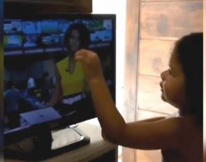 Criança negra emociona ao se ver representada por Maju Coutinho na televisão; “aqui é meu cabelo”