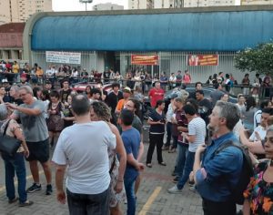 Pais, alunos e professores do Hugo Simas fazem ato em defesa da escola
