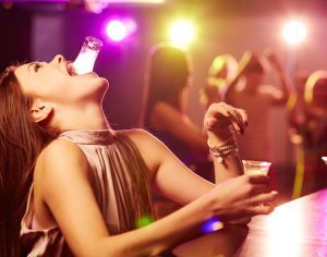 Beber para esquecer é mito: álcool reforça memórias ruins, diz estudo