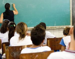 Professores do Paraná aprovam greve a partir do dia 2 de dezembro