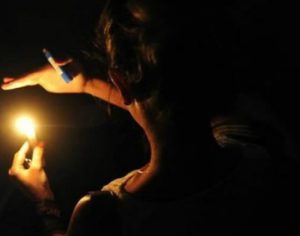 Temporal derruba árvores e deixa casas sem energia em Londrina