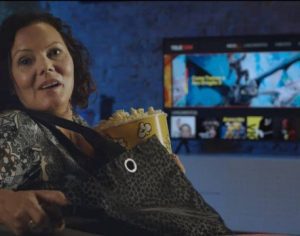 Mulher que virou meme após ser ‘engolida’ por portão estreia propaganda de canal