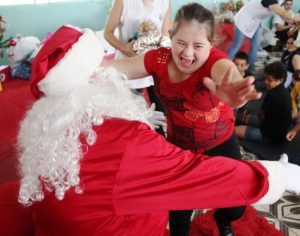 Papai Noel dos Correios entrega presentes para Apae e Casa Lar de Tamarana