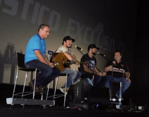Fernando e Sorocaba fizeram show acústico dentro de cinema em Londrina