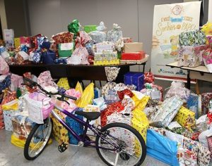 Servidores municipais de Londrina entregam 200 presentes para o Natal dos Correios