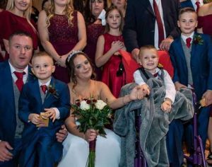 Noiva adianta cerimônia de casamento após descobrir que filho tem semanas de vida