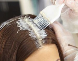 Tinta para cabelo e alisadores estão associados a câncer, sugere estudo