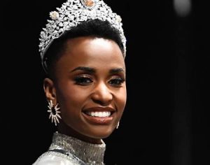Sul-africana Zozibini Tunzi é eleita a Miss Universo 2019