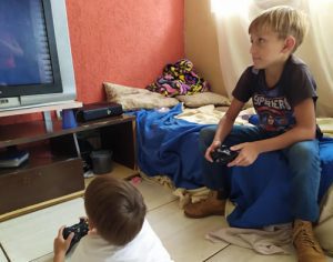 Bryan ganha videogame Xbox e material escolar para os irmãos