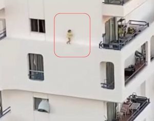 Criança atravessa parapeito do quinto andar de prédio; assista