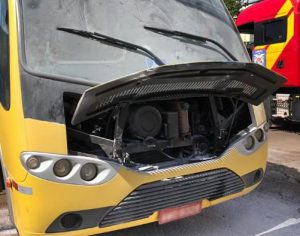 Ônibus lotado pega fogo em Londrina e motorista consegue controlar chamas