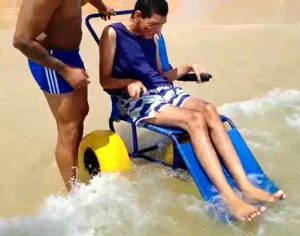 Londrinense com paralisia vê o mar pela primeira vez e se emociona; assista
