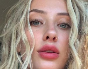 Modelo oferece nudes em troca de doação para vítimas de incêndio na Austrália