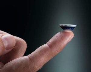 Lente de contato do futuro mostra texto nos olhos do usuário