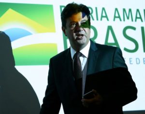Ministro da Saúde contrata empresa ligada a sua campanha para combate ao coronavírus