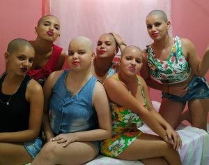 Família raspa cabelo em solidariedade a adolescente de 16 anos com câncer