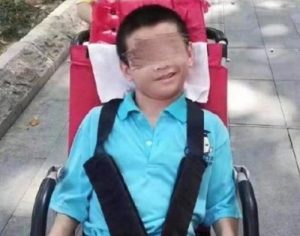 Coronavírus: menino com deficiência morre sozinho em casa após pai ser colocado em quarentena