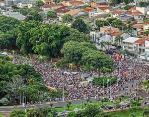 Com 50 mil foliões, este já é o maior Carnaval da história de Londrina