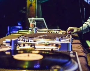 Festa com discotecagem axé e brasilidades é opção para Carnaval de Londrina