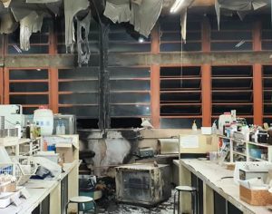 Laboratório de Bioquímica da UEL pega fogo após curto circuito