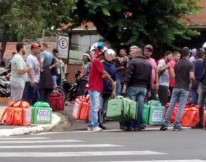 Entregadores de aplicativo fazem protesto no Centro de Londrina