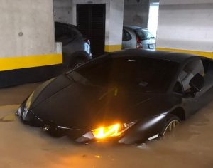 Lamborghini e Porsche afundam em garagem após chuvas fortes em SP; assista