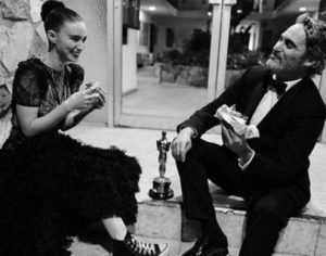 Joaquin Phoenix celebra estatueta do Oscar 2020 comendo hambúrguer na calçada